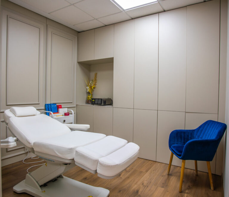 Salle de consultation dermatologique à Fès